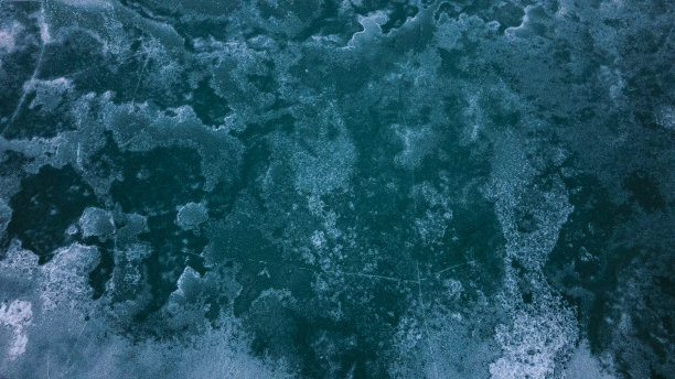 山湖表面的冰壳图片下载