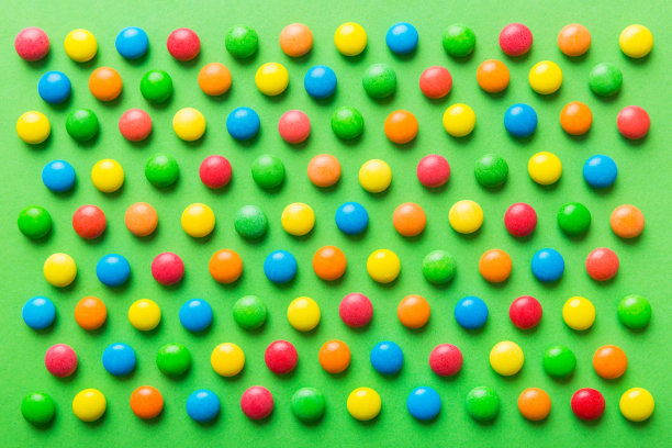 彩色糖果作为背景俯视图。无缝图案与糖果。许多糖果特写图片下载