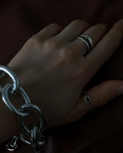 黑暗中的银色图片下载