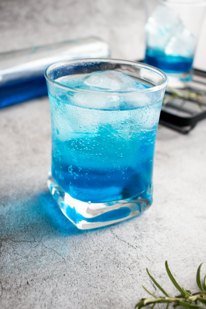 一杯鸡尾酒，蓝色泻湖。酷。图片下载