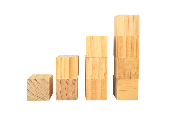 放置木块作为台阶。孤立在白色背景上。成功成长过程中的商业理念。图片下载