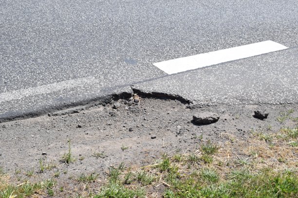 破碎的路边图片下载