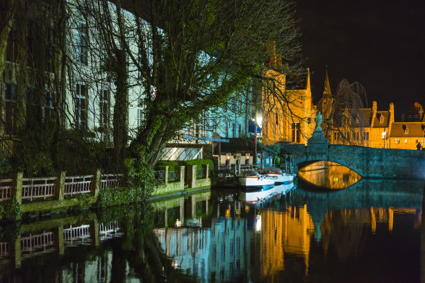 比利时布鲁日历史街区的戴弗运河和梅斯托拉德桥图片下载