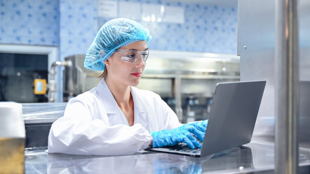 装瓶厂工人在装运前检查瓶装水的质量。用于工厂的反渗透系统。在装瓶过程中保持水的纯度和质量控制。高质量照片图片下载