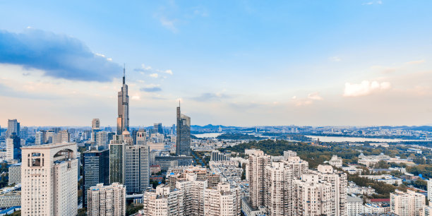 紫丰塔和黄昏时分的南京城市天际线，江苏省，中国图片下载