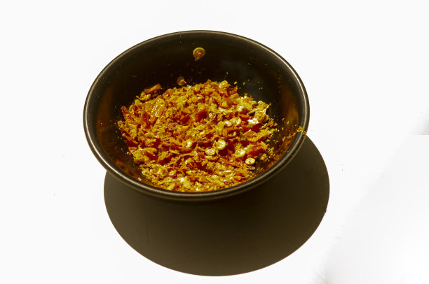 干辣椒装在白底阴影的陶杯里图片下载