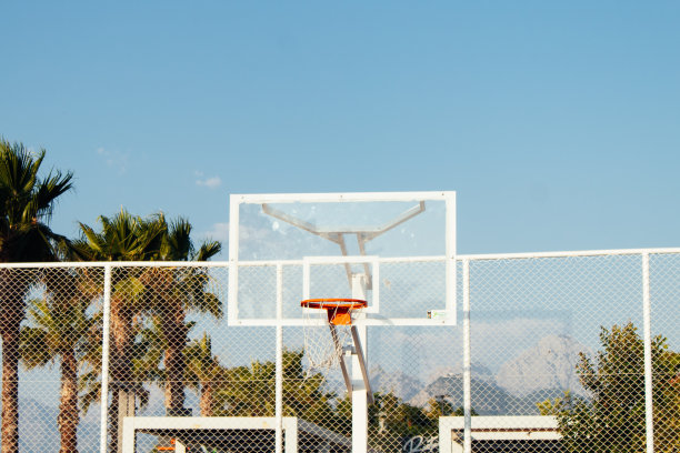在海滩附近打篮球图片下载