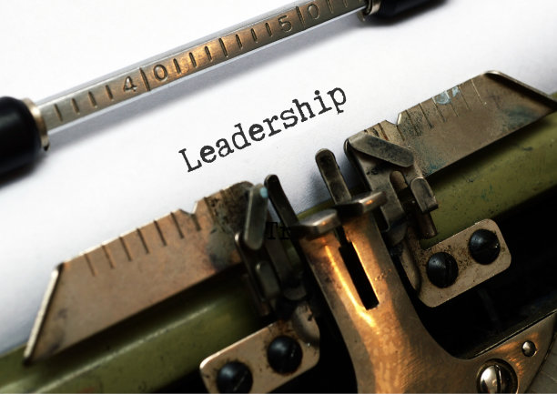 用老式打字机打出的文字“领导力”。图片下载
