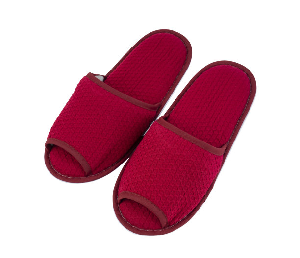 新纺织的女人家红拖鞋孤立在白底上，省去了裁剪的路径。图片下载