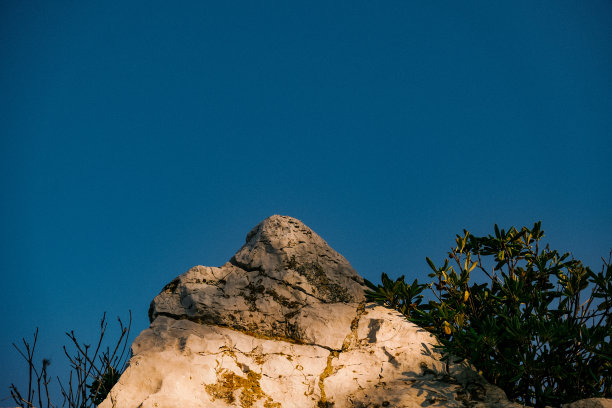 石峰在金色的灯光下图片下载