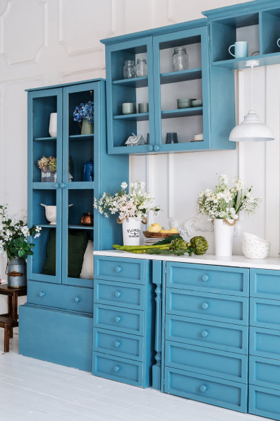 单色厨房柜台和蓝色抽屉的垂直镜头图片下载