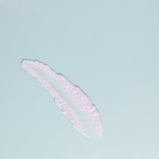 在蓝色背景上涂抹面部和身体的白色乳霜图片下载