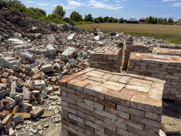 旧红砖的回收利用。混凝土碎片和砖块堆在一起准备出售图片下载