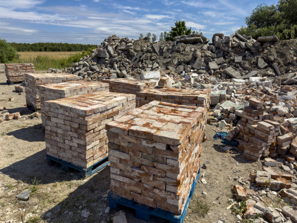 旧红砖的回收利用。混凝土碎片和砖块堆在一起准备出售图片下载
