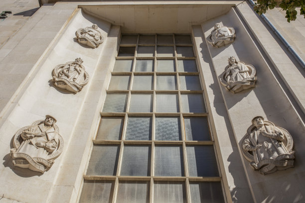 葡萄牙科英布拉，有影响力的历史人物浮雕的窗户图片下载