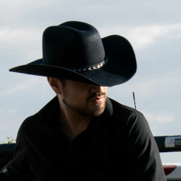 黑帽牛仔骑图片下载