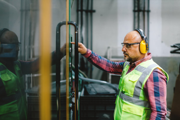 在工厂操作数控机床的男学徒工程师图片下载
