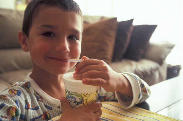 男孩用吸管拿着杯子喝水图片下载