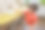 危险潜伏在房子的客厅里，一个无人看管的孩子和婴儿手中的热熨斗可能导致烧伤或受伤。两岁左右(一岁十个月)图片下载