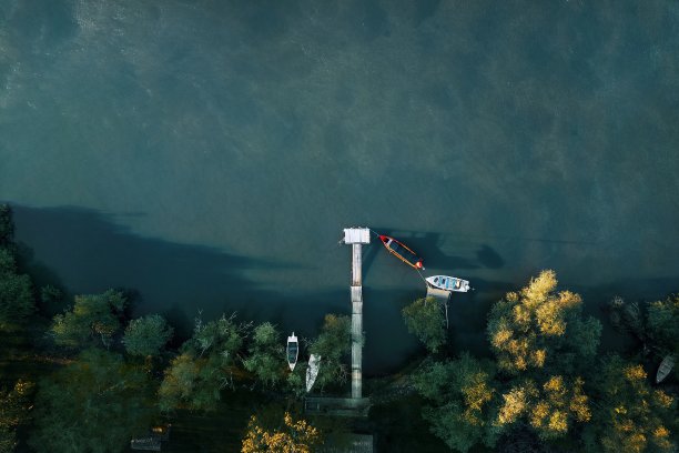 沿河的船和池塘鸟瞰图图片下载