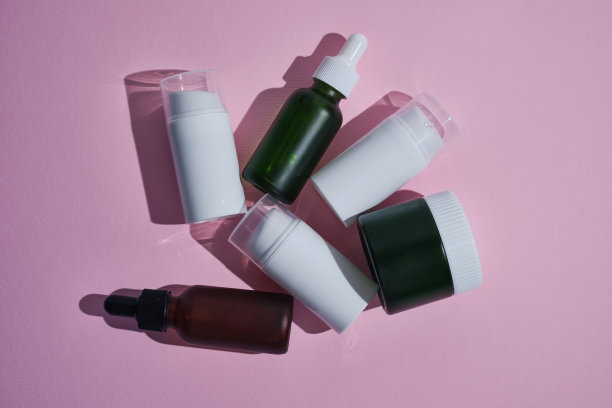 装面霜，洗发水，洗漱用品，水疗用品的容器。没有商标的白色塑料瓶。装有化妆品分配器的瓶子。护肤美容理念。模型样式，复制空间图片下载