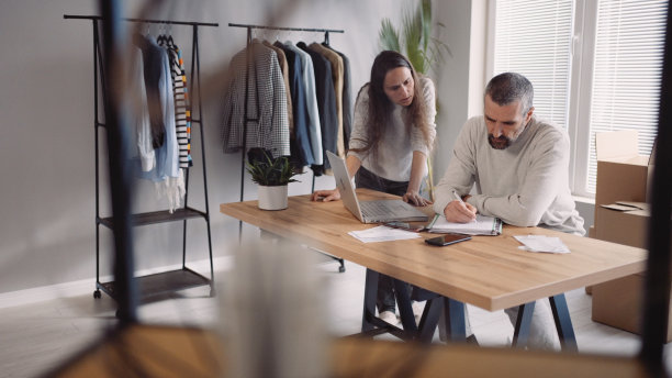 电子商务。经营网上商店的小企业主。图片下载