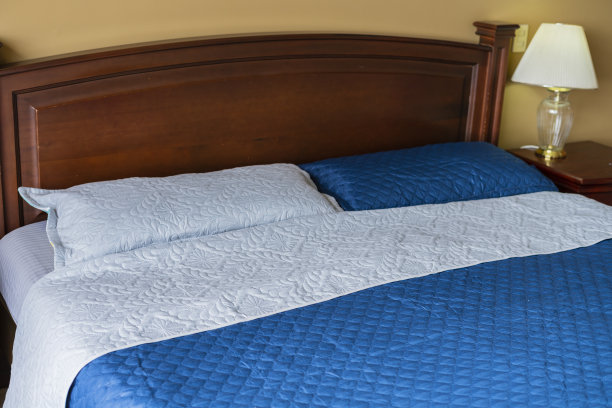 床上铺着漂亮的棉质床单图片下载