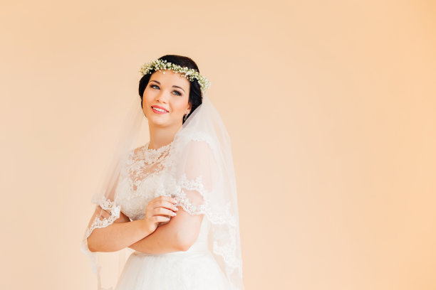 美丽的新娘头上戴着花环，拥抱着自己，看起来很可爱图片下载