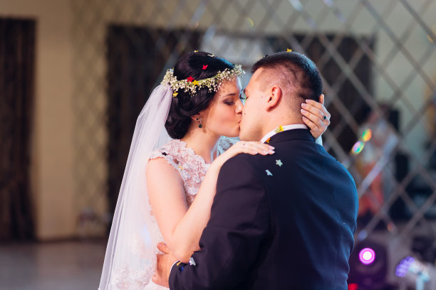 新婚夫妇在餐厅大厅里跳舞。新婚夫妇之吻图片下载