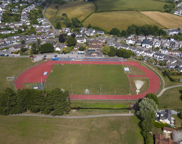 英国康沃尔郡田径跑道的鸟瞰图图片下载