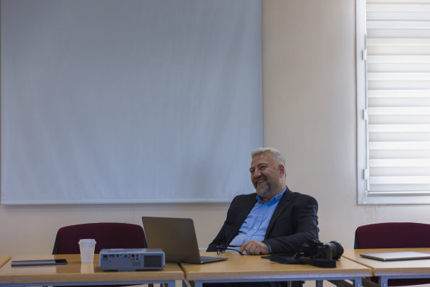 博士教授在会议室做报告图片下载