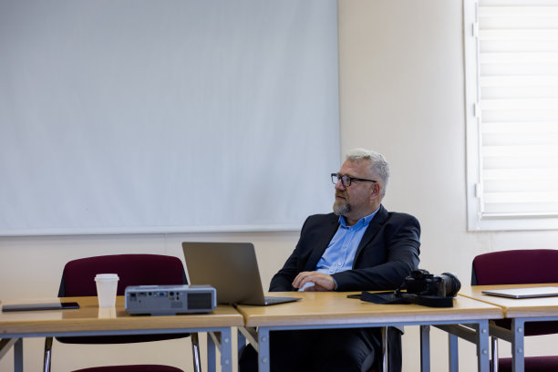 博士教授在会议室做报告图片下载