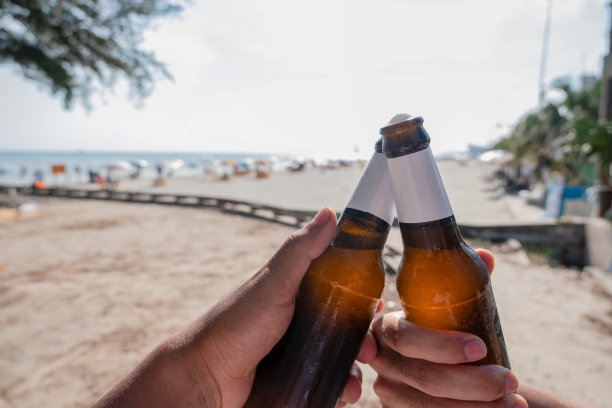 小男孩正在海边享受假期图片下载