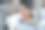 在工厂里操作制造设备的女工业工人图片下载