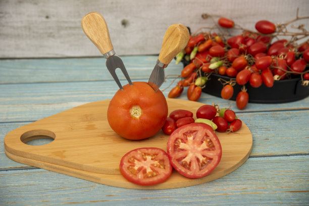 采购产品新鲜的西红柿，西红柿，一套新鲜的完整的和切片的西红柿，彩色成熟的西红柿图片下载