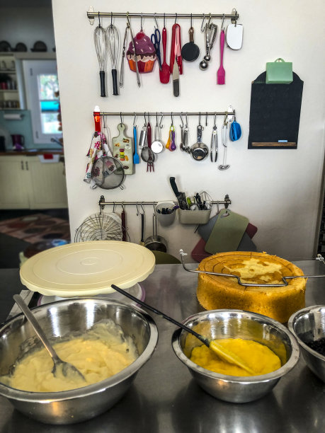 做蛋糕和厨房用具图片下载