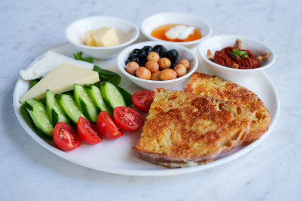 早餐盘里的煎蛋吐司图片下载