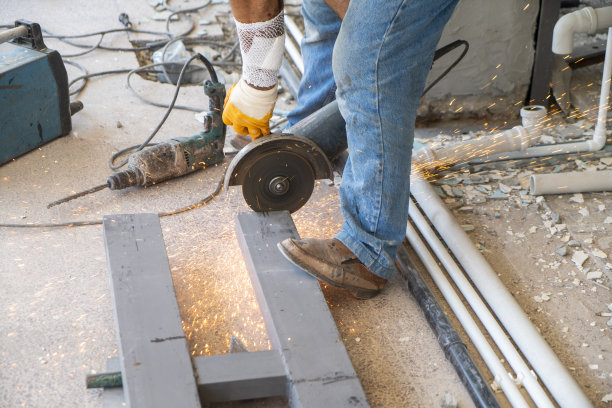 使用研磨机的建筑工人图片下载