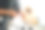 美容师在美容院给一只波美拉尼亚狗抛光爪子图片下载