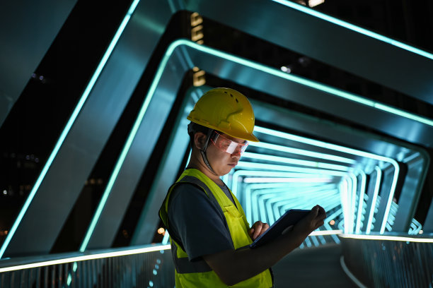 工程师们戴着智能眼镜，用平板电脑调节灯光图片下载