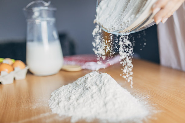 一位妇女准备揉面图片下载