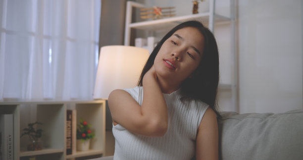 年轻的亚洲妇女在长时间工作后感到颈部疼痛图片下载