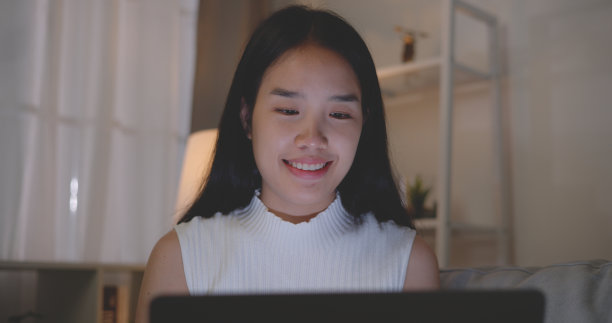 亚洲美女喜欢在家里用笔记本电脑看电影图片下载