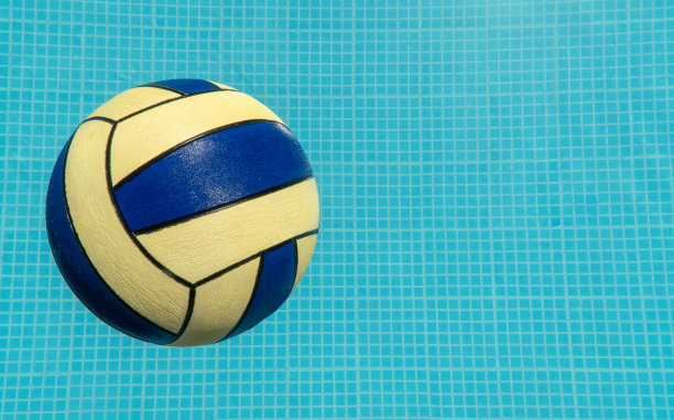 水池上的水球图片下载