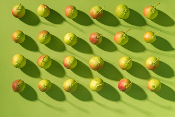 梨的图案果实排列成一排，最小平铺绿色背景图片下载