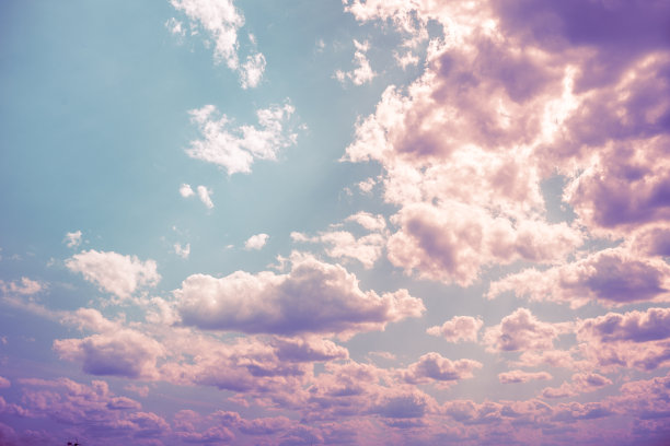 超现实的天空紫色粉红色的云夏天图片下载