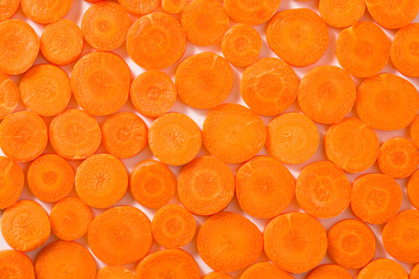 胡萝卜片排成一行组成全框蔬菜图片下载