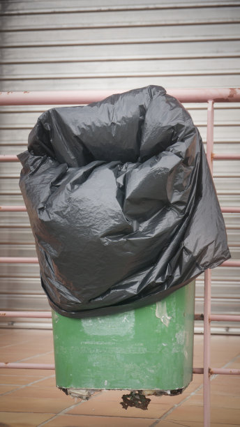 垃圾桶里的黑色塑料袋图片下载