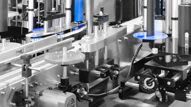 食品输送带。工厂用于生产食品。生产线用包装。食品在塑料包装上的输送机。食品生产概念图片下载