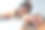 黑人女性，累了，在家里办公室看书，而学习或工作疲劳。远程工作和创业压力让创业者感到疲惫、精疲力竭图片下载